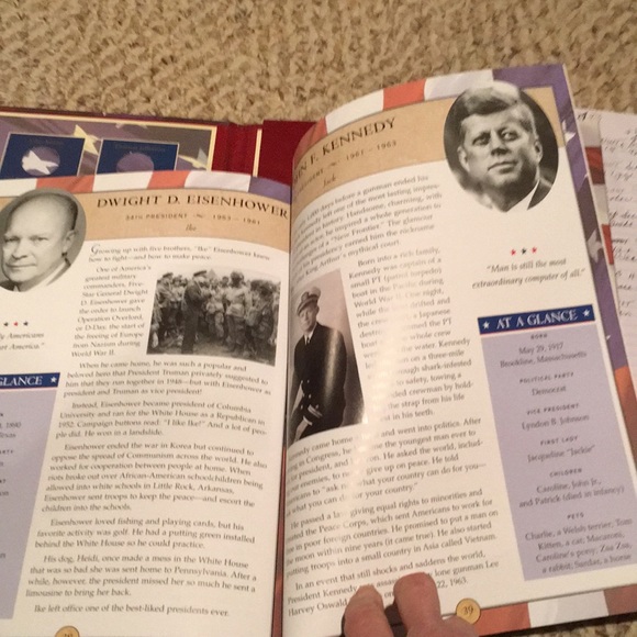 NWOT and VTG “U.S. Presidential Dollars Deluxe Coin Collector’s Album” and Book - Picture 4 of 7